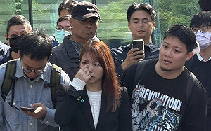 退讓太多？藍白政黨協商後 陳智菡被發現站在一旁默默拭淚 