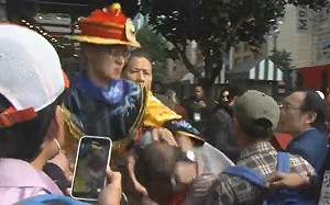 (影)「皇上」開扁了！ 拜習會外兩派人馬衝突 反習青年暴打挺習老粉紅