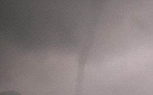 日月潭驚現奇景！龍捲風地面直竄天際  網驚：神獸穿越