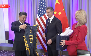 加州州長贈金州勇士隊球衣 習近平 : 我穿上也會這麼神勇？