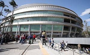 大巨蛋測試賽入場順暢  觀眾多搭大眾運輸