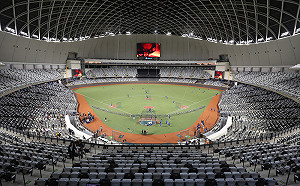 大巨蛋缺專業養護 草皮紅土和LED看板都成問題