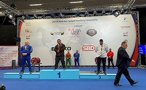 楊森蹲舉452.5KG破紀錄 健力世錦賽奪雙金