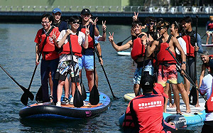 行銷冬季愛河水域系列活動 陳其邁戲稱體驗「跪式」划槳