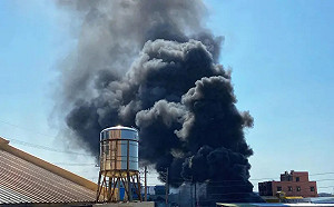 台中汽修場驚傳火警！恐怖黑濃煙直竄天際