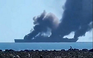 (影)火燒船？濃煙直竄天際 網傳為解放軍071型登陸艦「龍虎山號」