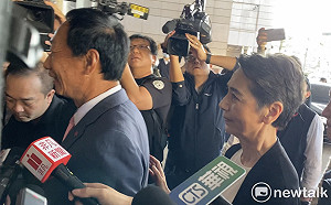 郭柯抵達君悅飯店 郭辦酸：侯竟要先解決民調爭議 讓人不解