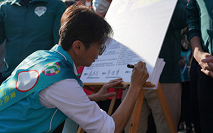 接下黃國書移交清冊 江肇國簽名宣誓「全心全力積極落實」