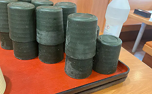 疑漂白水殘留！知名壽司驚見「整疊白粉杯」　衛生局：已進行稽查