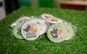 綠營推「Q版貓狗胸章」 凸顯賴蕭配特質：狗派、貓派都是挺台派