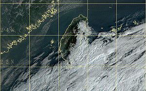 東北季風快閃水氣減少 桃園以南沿海9級強風吹
