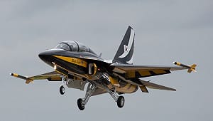 韓國空軍T-50訓練機緊急著陸後翻覆　2飛官成功脫險無傷亡