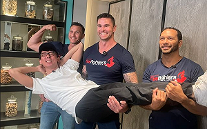 合體澳洲猛男消防員！阿滴「被公主抱」超嬌羞表情曝光