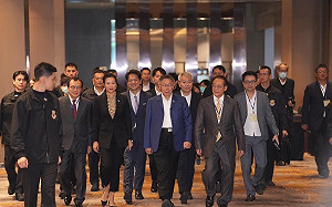 不挺自己人？柯文哲剛走吳欣盈舅舅拉侯友宜手：我們祝他高票當選