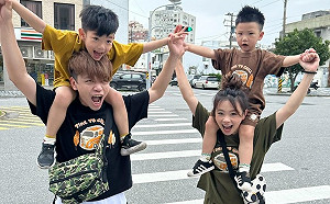 蔡阿嘎日本托運18件行李！「戰利品塞爆購物車」網驚：連水都買