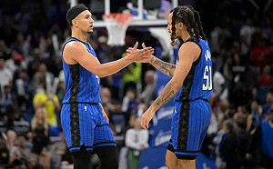 Suggs、Anthony復刻熱火三王「阿雷U扣籃」