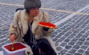 (影) 吃給普丁看? 俄羅斯女子被拘留 只因她公然在紅場上吃這食物