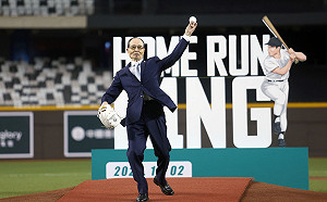 王貞治替台北大巨蛋開球 讚不輸東京、福岡巨蛋