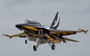 韓國空軍T-50訓練機緊急著陸後翻覆　2飛官成功脫險無傷亡