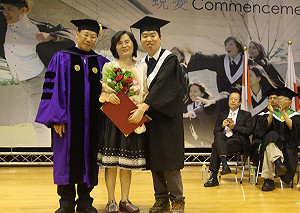 陪自閉兒讀4年風雨無阻  媽媽還要伴兒拿碩士