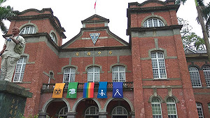 彩虹旗再度飄揚！無懼反同施壓 建中重掛畢業布置