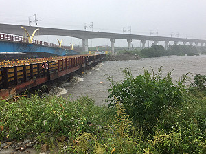 暴雨導致溪流水位上漲 災情頻傳
