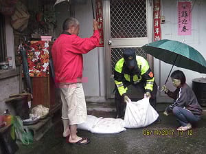 警察節　警車載沙包防淹水、民眾喊讚