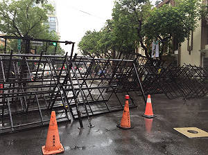 反年改團體重返立院　警方嚴陣以待、拒馬出籠