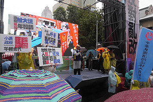 冒雨抗議　反年改群眾高喊假改革，真鬥爭