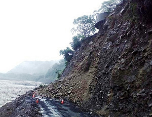 豪雨落石不斷 　桃源勤和便道開開關關