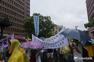 反年改團體不畏大雨抗議   藍軍到場力挺