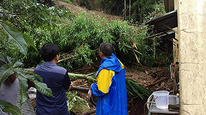 土石流沖入屋內　6人及時逃出