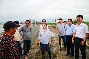 防範梅雨致災   張花冠視察排水系統