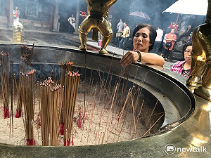 善男信女注意了　到龍山寺拜拜只要1炷香