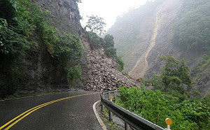 山區土石鬆動避免前往  公路總局將視風雨發布道路預警警戒