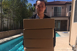 《英雄聯盟》發放最強菁英夾克  竟有玩家收到四件！