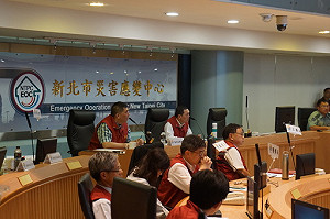 暴雨襲台！侯友宜坐鎮應變會議  緊盯雨勢