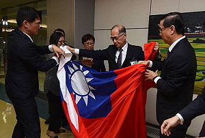 巴拿馬斷交 曹立傑哽咽帶回國旗