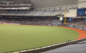 蔣萬安吃泡菜變泡水？台北大巨蛋內下起小雨 測試賽漏水到正式賽仍未改善