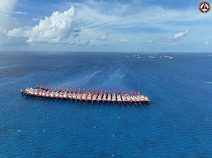 恐嚇菲船? 135艘中國民兵船聖靈礁「一字排開」 菲怒：非法行為、令人震驚