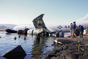 美軍P-8A反潛機衝進夏威夷海灣 豪砸4720萬不破壞生態打撈上岸