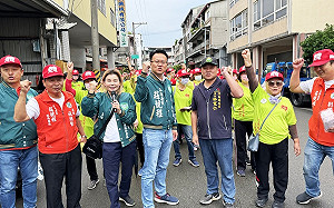 莊競程挨家挨戶拜票 里長率80位里民相隨聲勢浩大