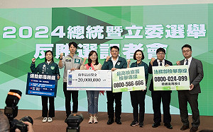 擔任反賄選大使 潘孟安親幫郭昱晴披彩帶