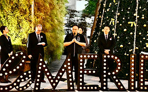 聖誕樹大PK 李方艾美「繁星點點」 中友百貨巨型鯊魚貓福珊迪