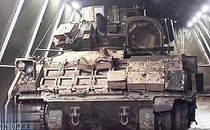 (影) 美布萊德利坦克展威風! 戰場打擊俄新型 T-90坦克不手軟