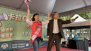 一口氣發表三首競選歌曲 謝佩芬：將透過演唱翻轉深藍選區