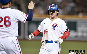 陳孝允上演「神撲」對日敲2安成業餘之光