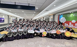 「橘色惡魔」抵桃機 熱情高喊：我愛台灣