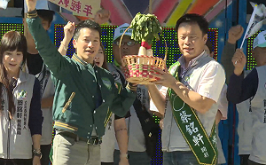 領軍遊行抗議馬家租國有地違建 蔡銘軒籲下架洩密特權立委馬文君 