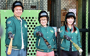 蕭美琴偕李柏毅黃捷揮棒挺台灣隊 誓言敲出高雄全壘打